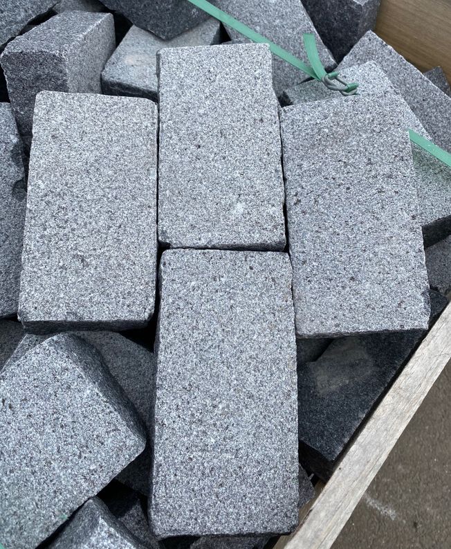 Portugisisk storgatsten - Dark grey. 20 x 10 x 6 cm. Otumlad